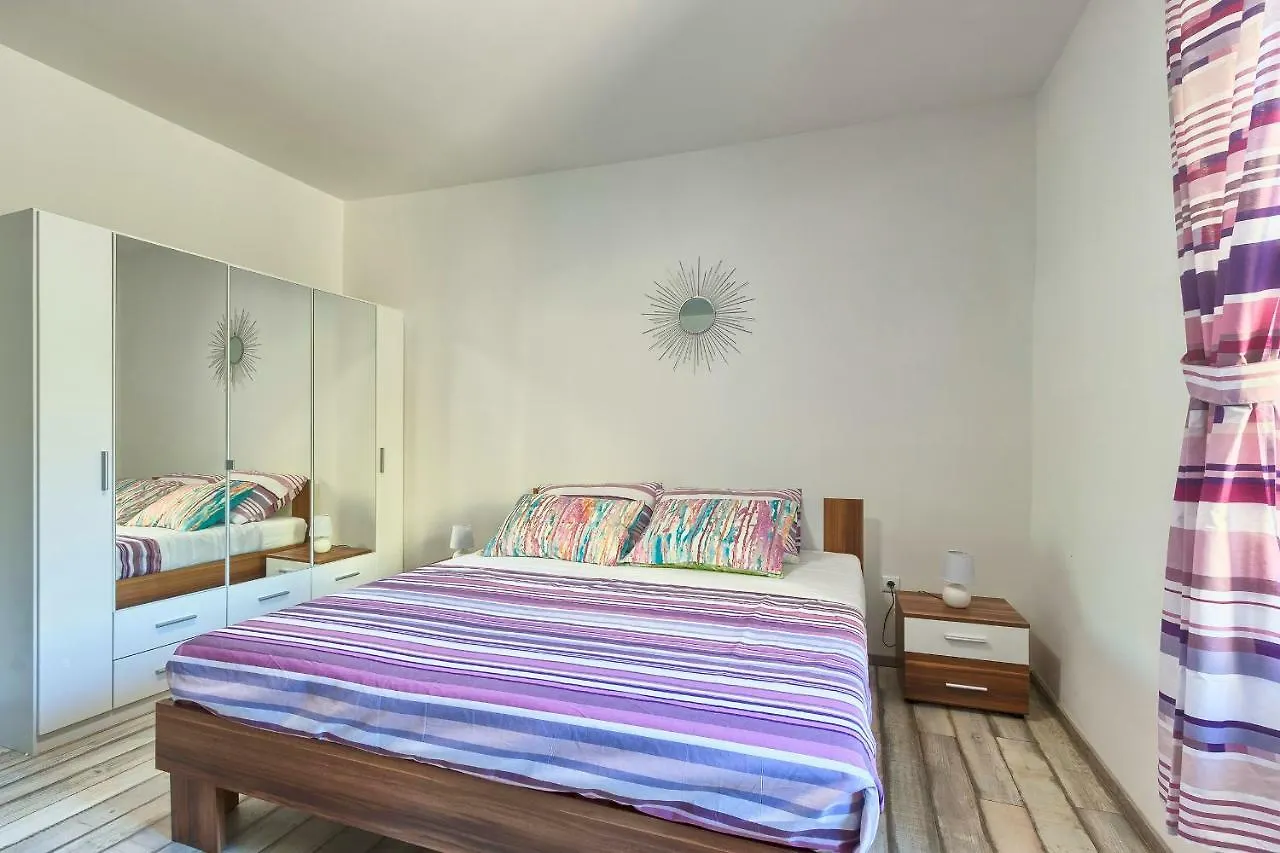 Apartment Amfiteatar Moris Pula