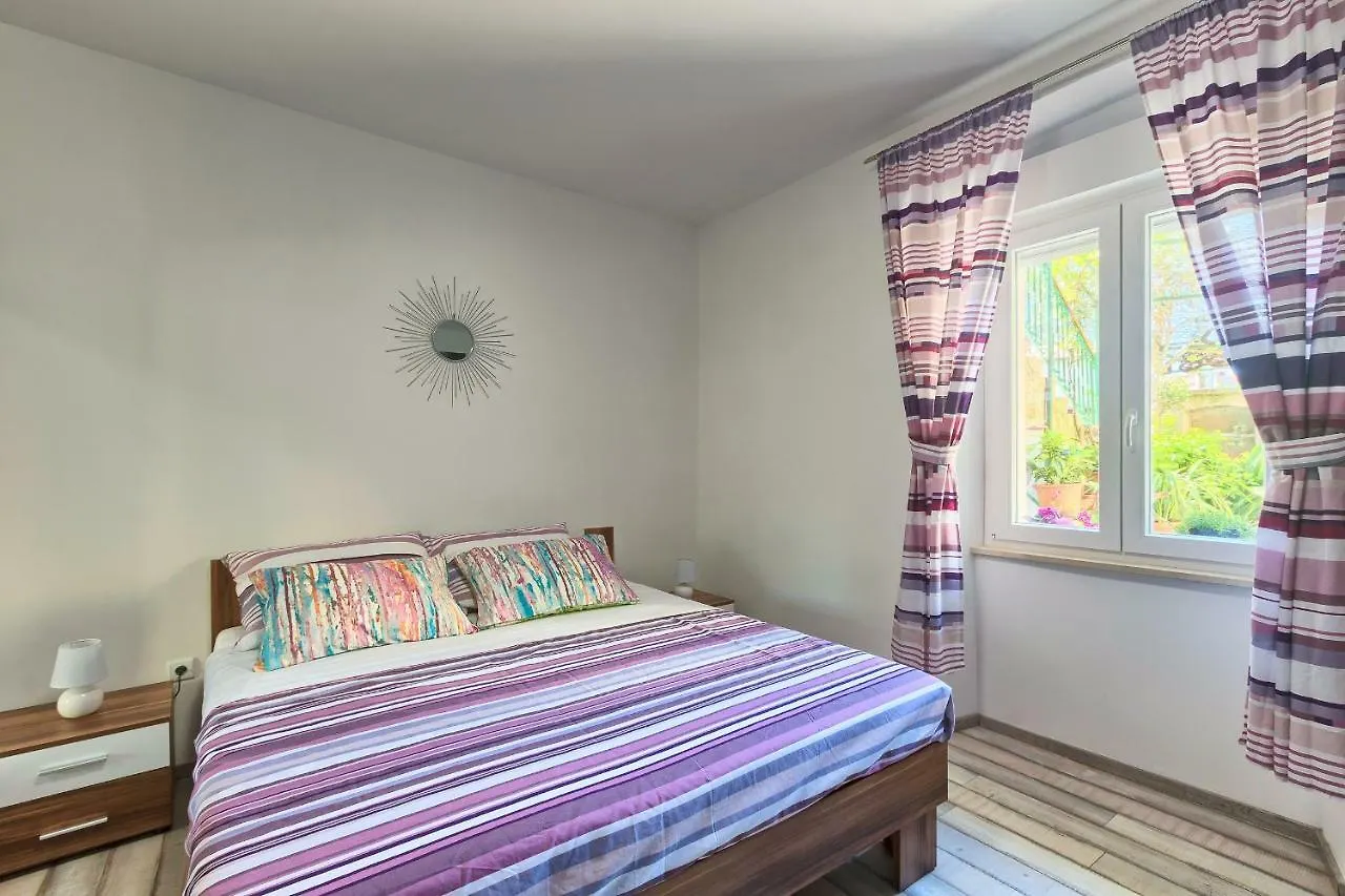 Apartment Amfiteatar Moris Pula